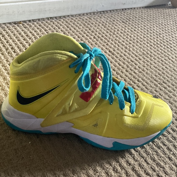 yellow lebron James basketball shoes - Picture 4 of 4